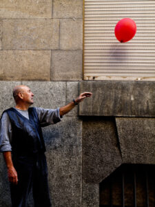 Il murale Bambina con il palloncino di Banksy rivisitato da Roberto Pestarino